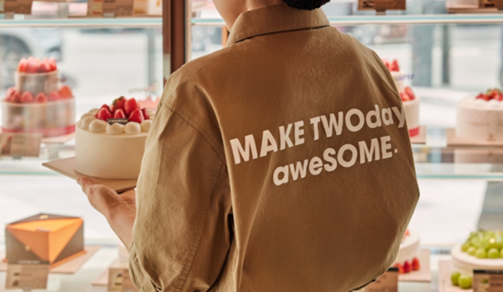 케이크를 들고 있는 직원 뒷모습